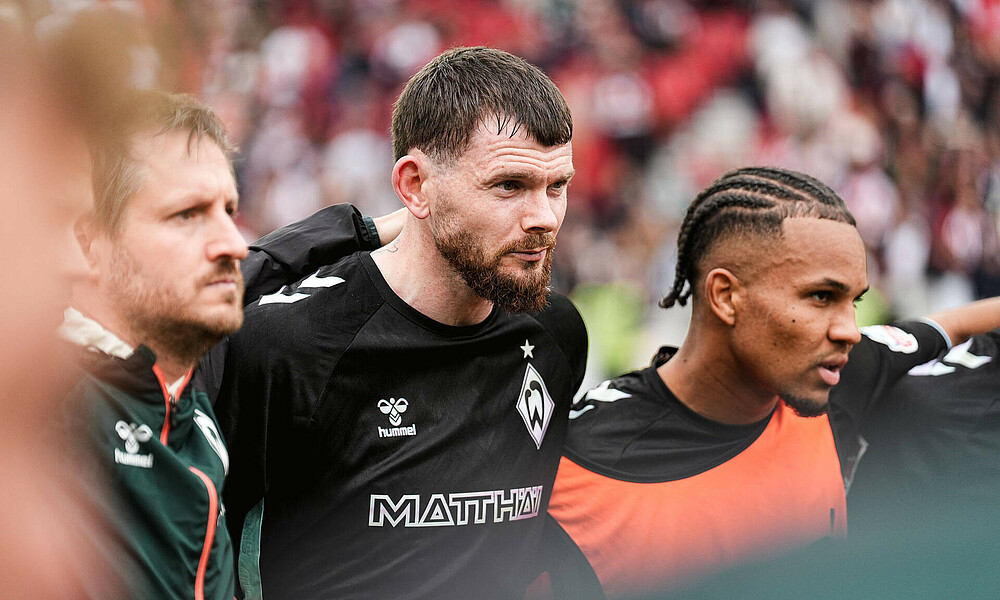 null Oliver Burke im Mannschaftskreis.