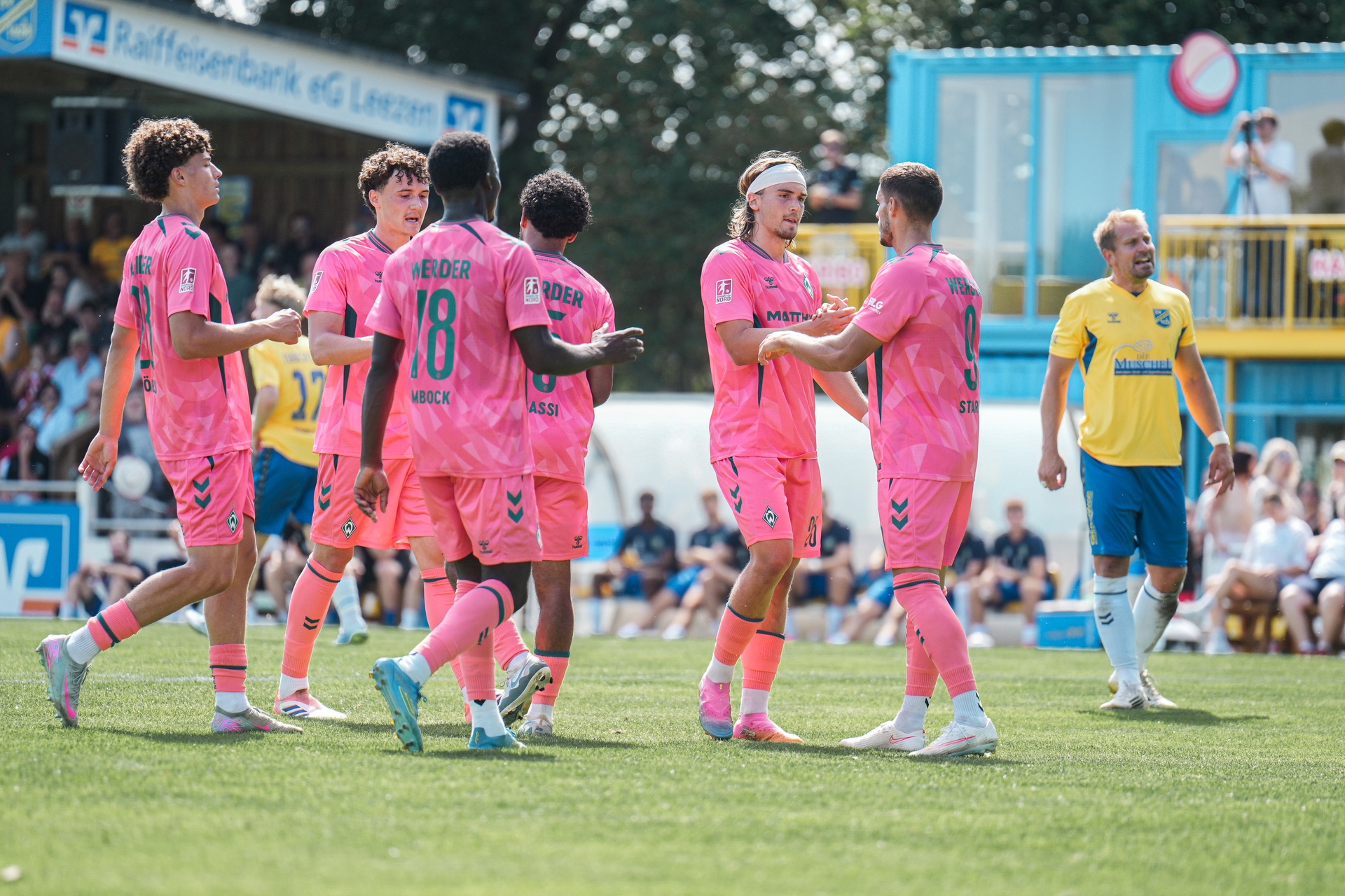 Die U23 jubelt gemeinsam.