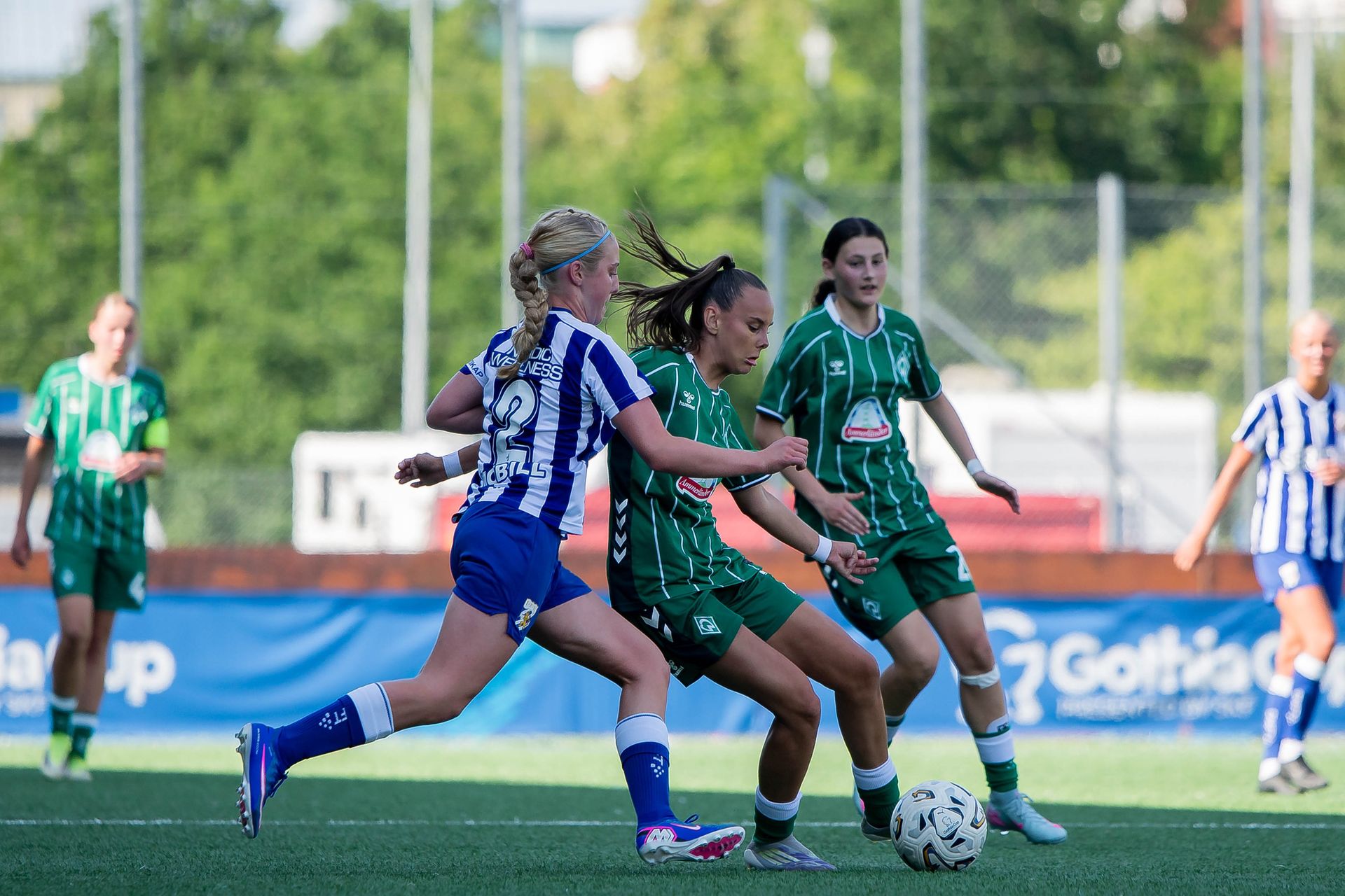 Die U17 Spielerin duelliert mit der gegnerischen Spielerin im Zweikampf.