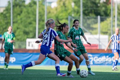 Die U17 Spielerin duelliert mit der gegnerischen Spielerin im Zweikampf.