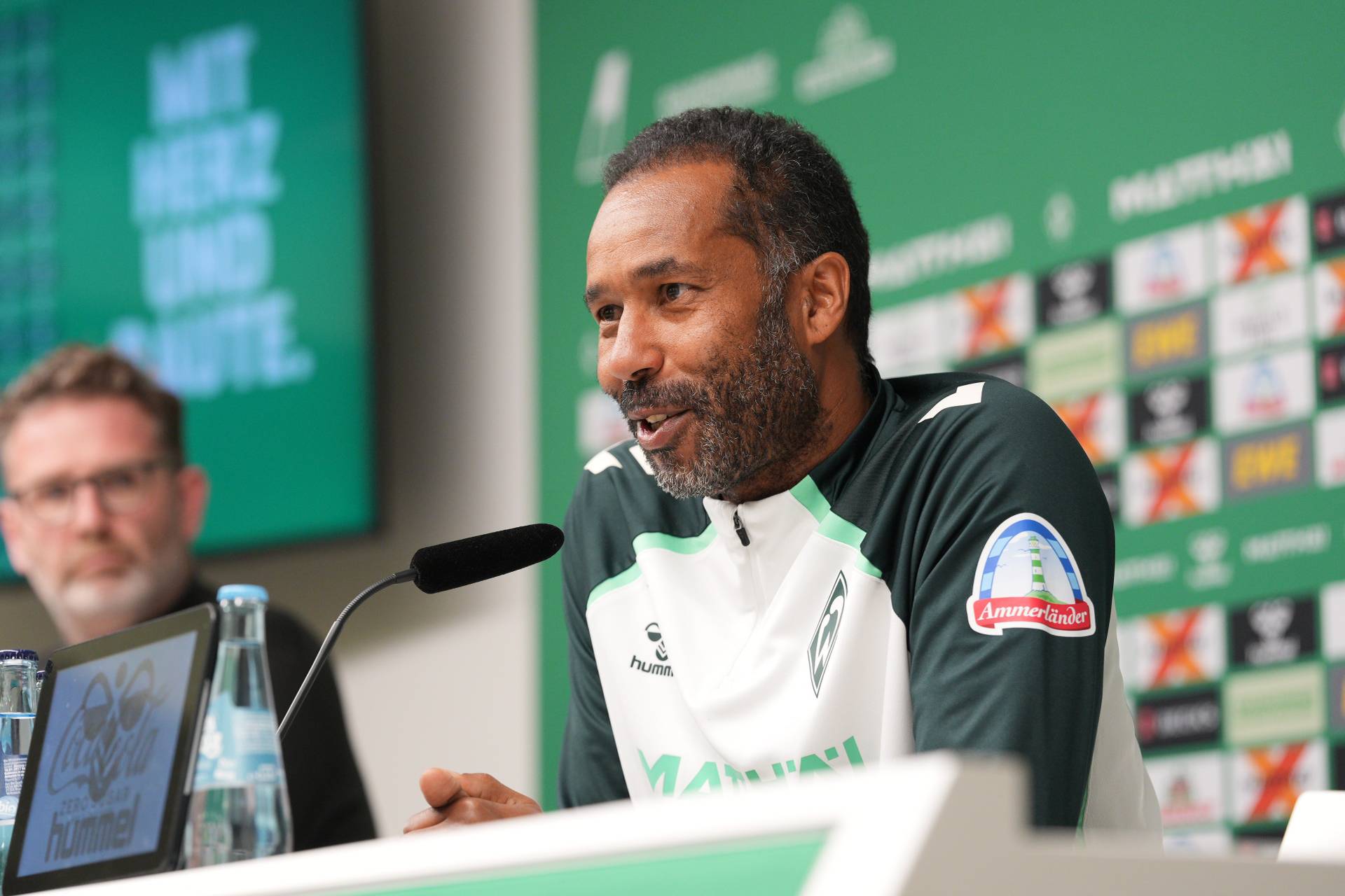 Daniel Thioune auf dem Podium bei der Pressekonferenz im Weserstadion
