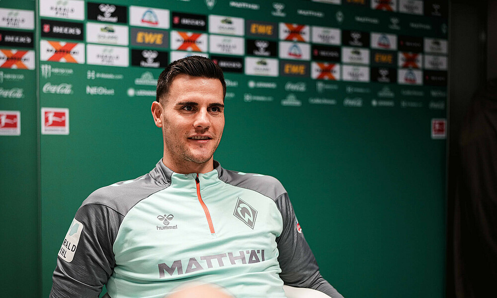 null Michael Zetterer im Interview in Trainingsklamotten.