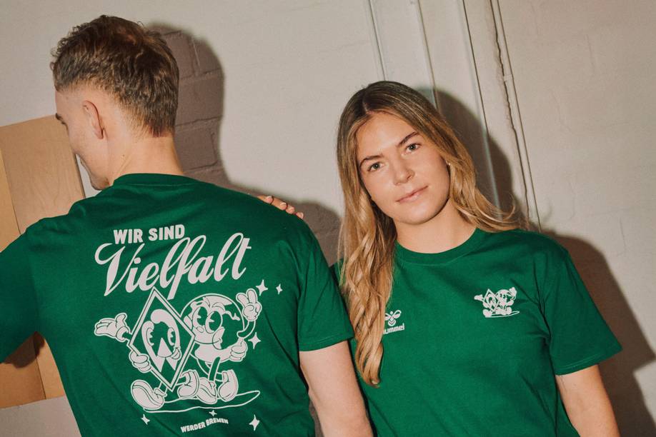 Amos Pieper und Juli Wirtz tragen das "Wir sind Vielfalt"-Shirt.