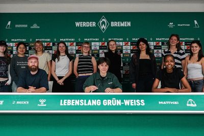 Die HfK Studierenden sitzen hinter dem Tisch der Pressekonferenzen im Weserstadion