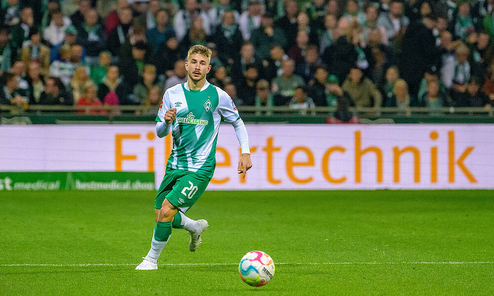 null Romano Schmid läuft mit dem Ball am Fuß.