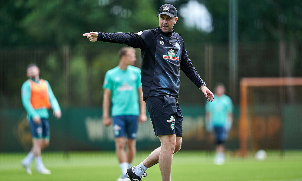 null Ole Werner gibt Anweisungen auf dem Trainingsplatz