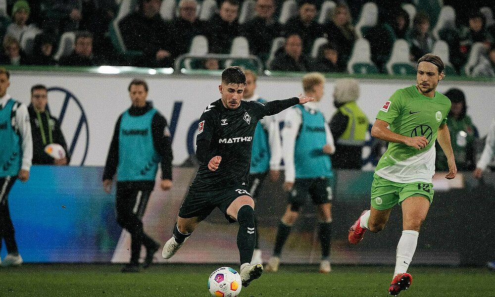 Romano Schmid holt zur Flanke aus. 