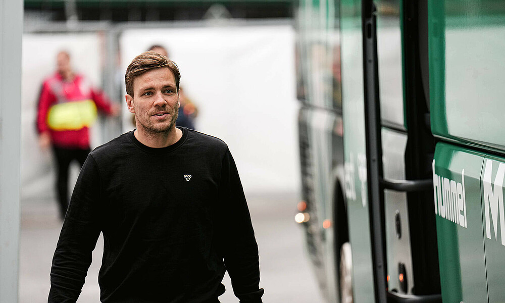 Clemens Fritz vor dem Mannschaftsbus. 
