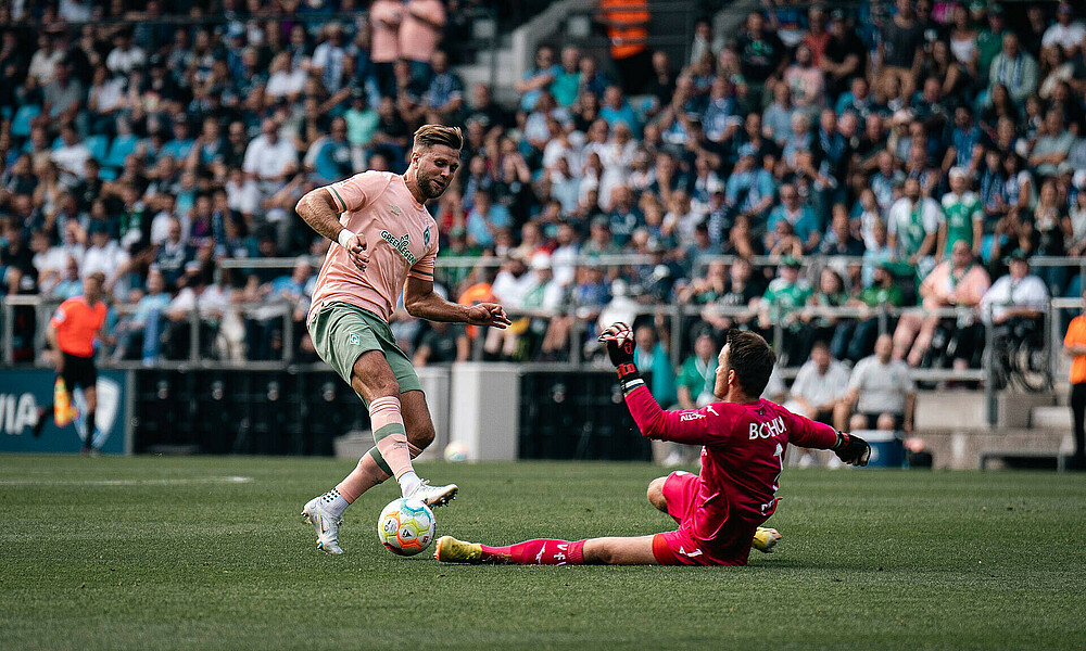 Niclas Füllkrug beim Torschuss.