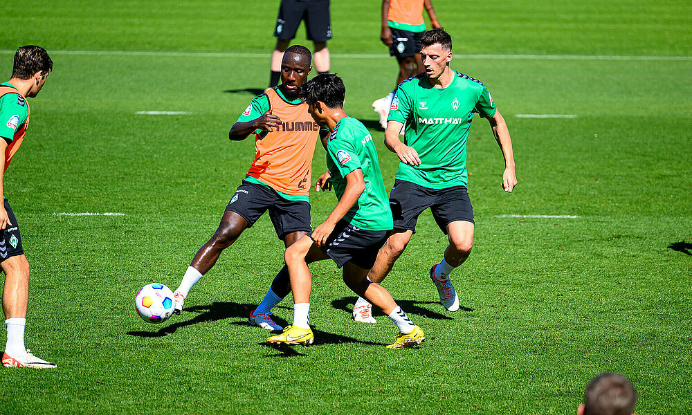 Naby Keita während des Trainings im Zweikampf.