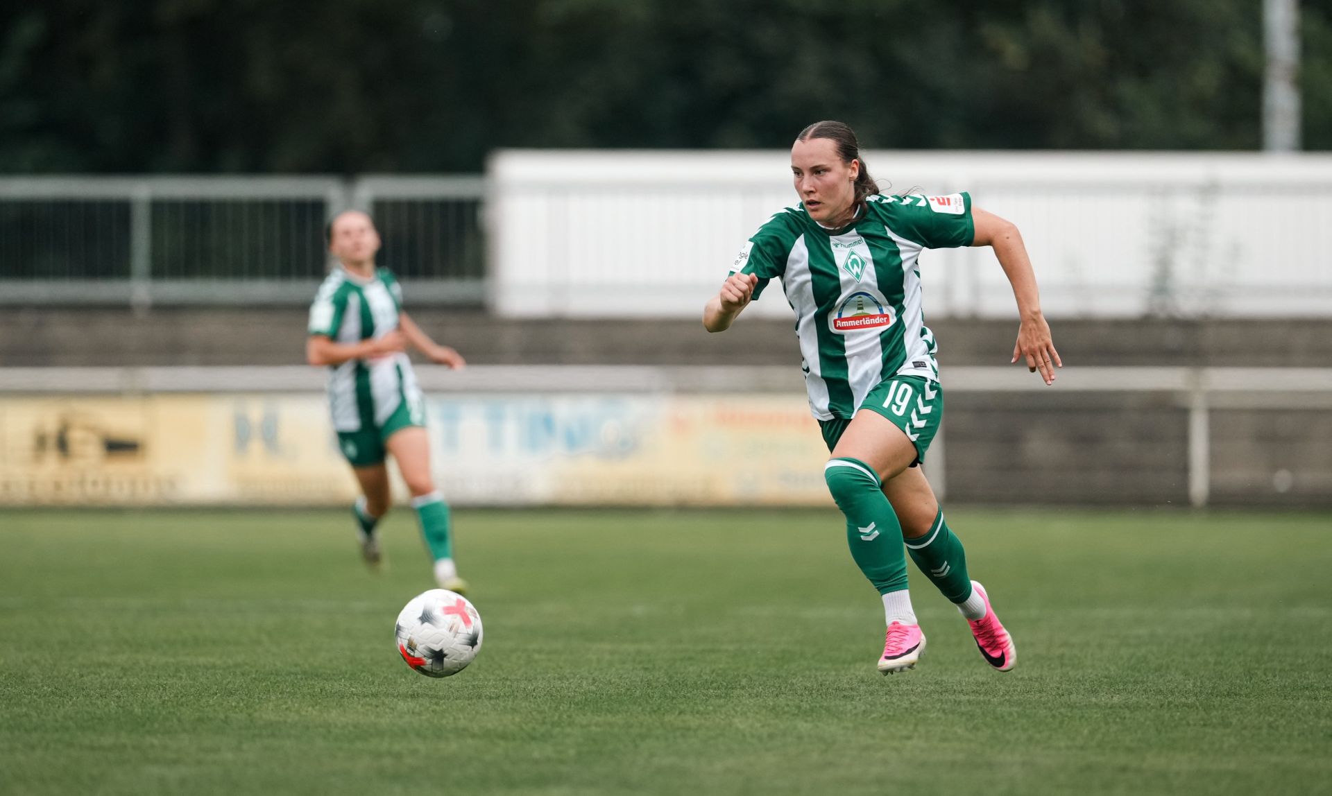 Felicia Sträßer läuft dem Ball hinterher.