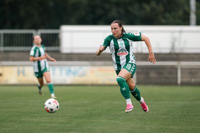 Felicia Sträßer läuft dem Ball hinterher.