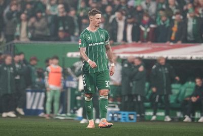 Marco Friedl auf dem Platz im Werder-Trikot.