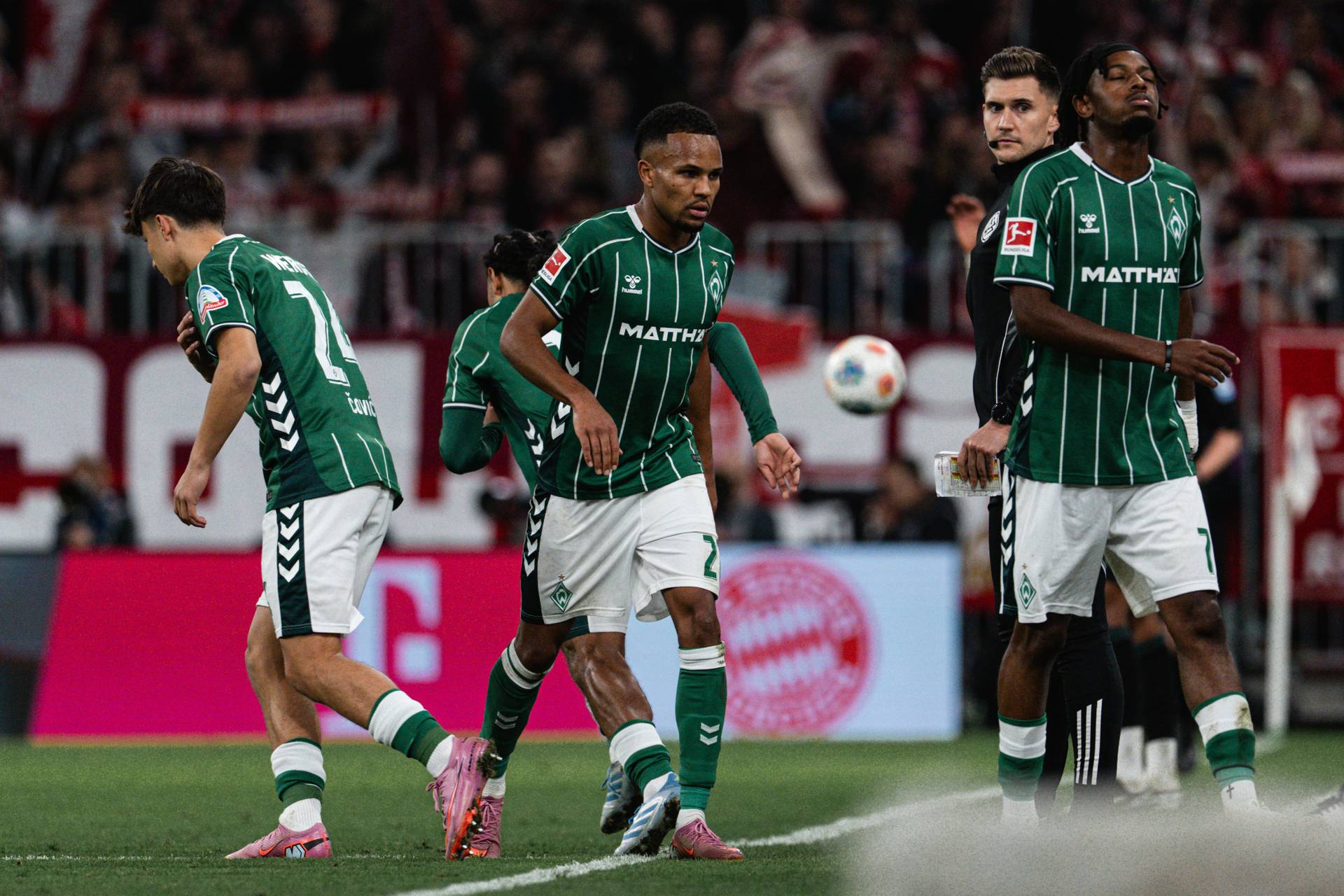 Felix Agu und Samuel Mbangula gehen vom Platz.