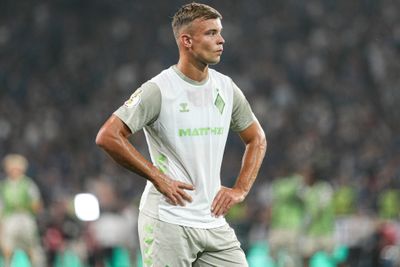 Keke Topp schaut enttäuscht und stellt seine Hände in die Hüften.