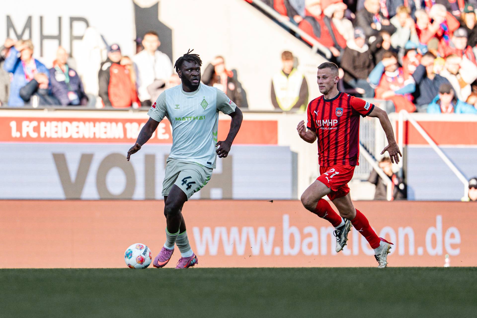 Victor Boniface mit Ball am Fuß.