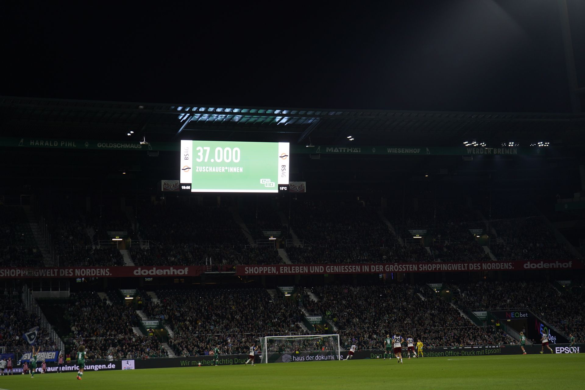 Ein Foto vom Weserstadion und der Stadiontafel.