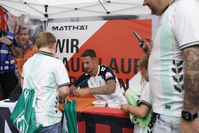Marco Friedl gibt Autogramme.
