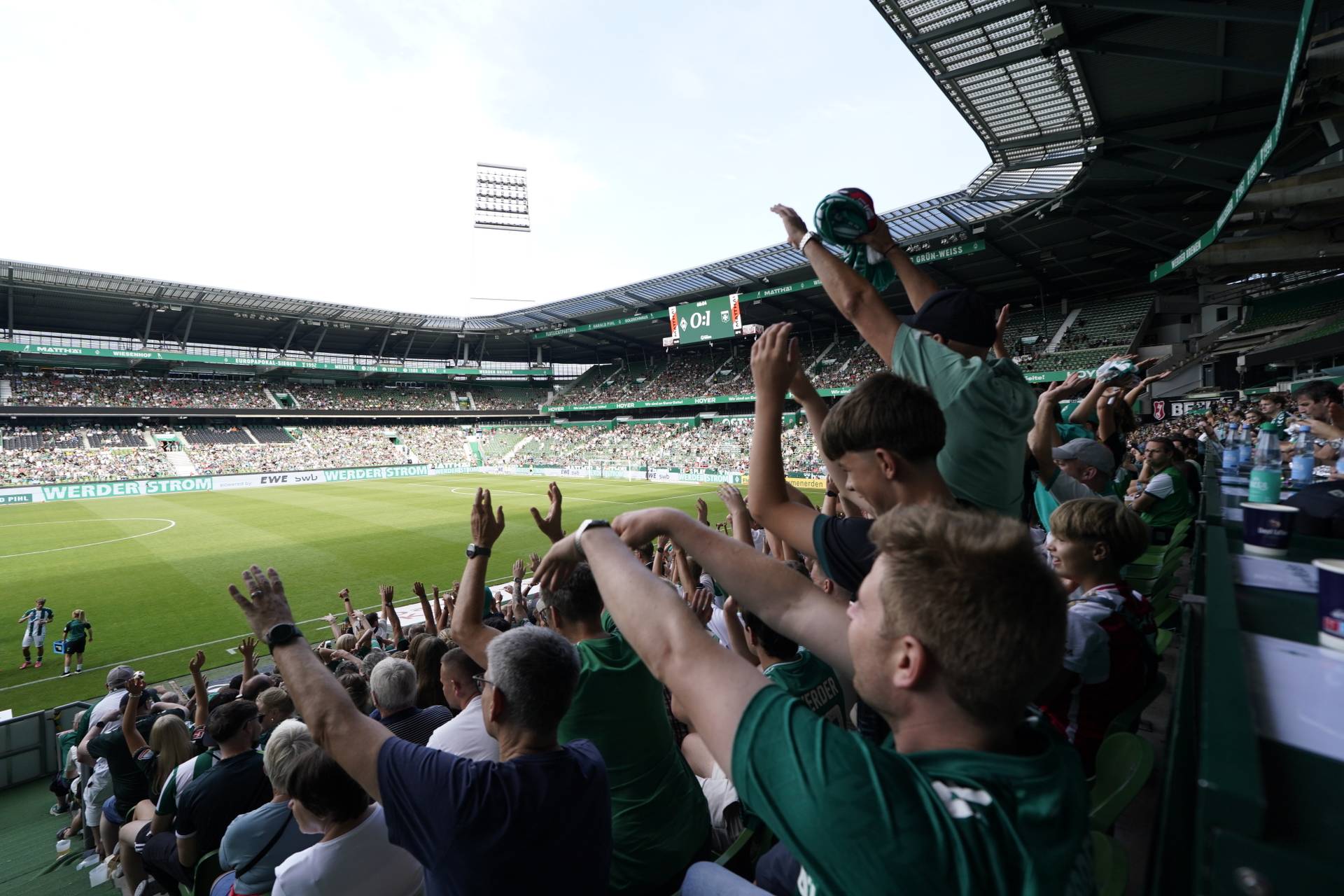 Die Fans im Weserstadion machen eine Laola-Welle.