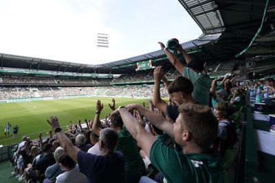 Die Fans im Weserstadion machen eine Laola-Welle.