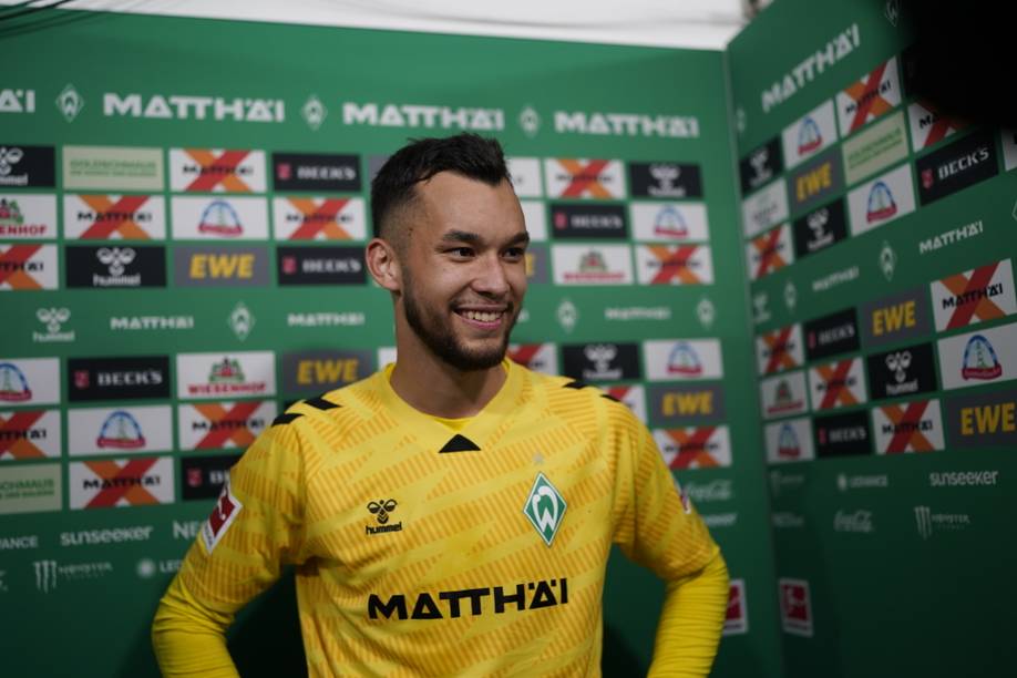 Mio Backhaus lächelt in der Mixed Zone.