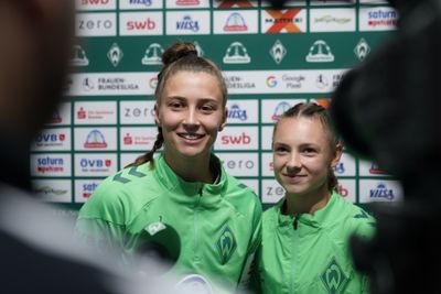 Julia Magerl und Michelle Weiß lachen am Mikrofon.