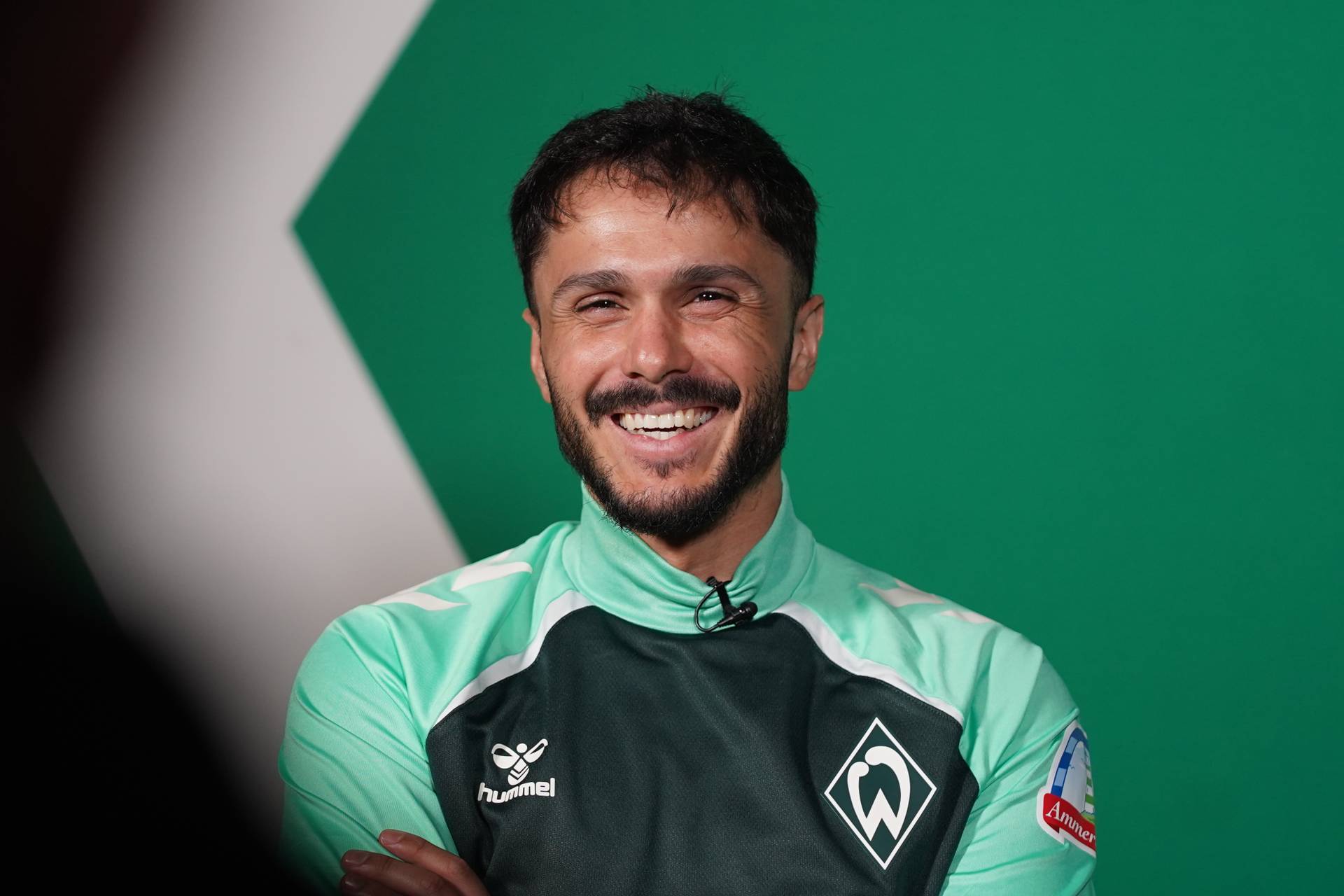 Leo Bittencourt lächelt in die Kamera im WERDER.TV-Studio
