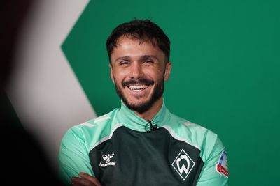 Leo Bittencourt lächelt in die Kamera im WERDER.TV-Studio