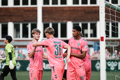 Mats Heitmann und Mick Schmetgens jubeln im Testspiel gegen Okayama.