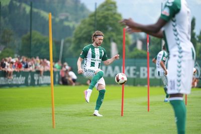 Mitchell Weiser auf dem Trainingsplatz mit dem Ball am Fuß.