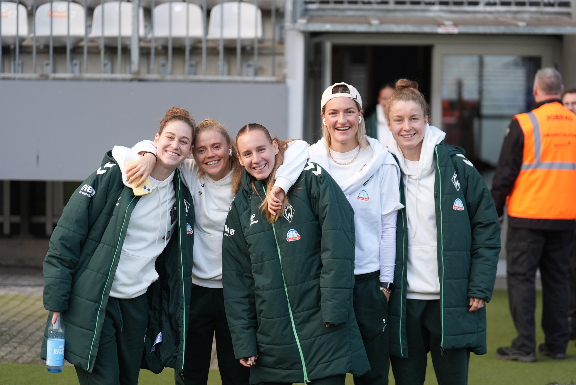 Saskia Matheis, Ricarda Walkling, Emöke Pápai, Medina Desic und Michelle Ulbrich stehen von links nach rechts in einer Reihe und haben die Arme umeinander gelegt.