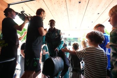 Karim Coulibaly lächelt bei der Ankunft im Posthotel in Zell am Ziller.