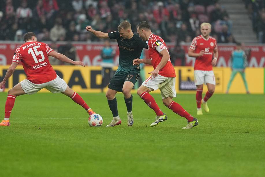 Marco Grüll im Zweikampf mit zwei Mainzern.