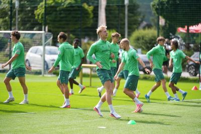 Oskar Wójcik läuft auf dem Trainingsplatz.