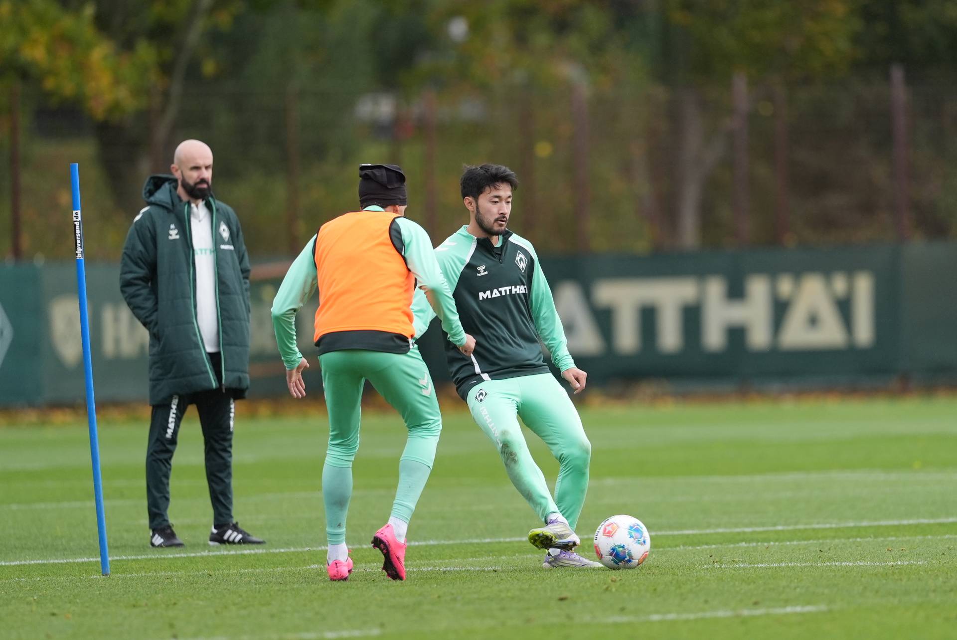 Yukinari Sugawara spielt einen Pass auf dem Trainingsplatz.