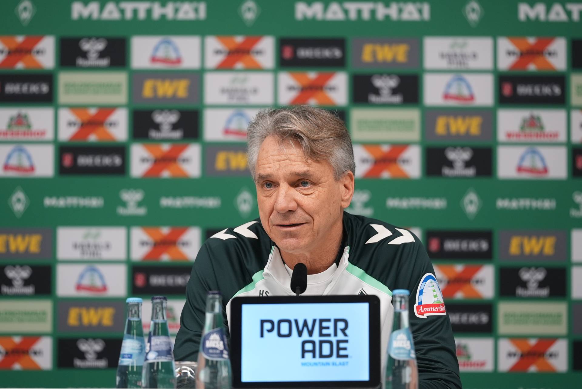 Horst Steffen auf dem Podium der Pressekonferenz