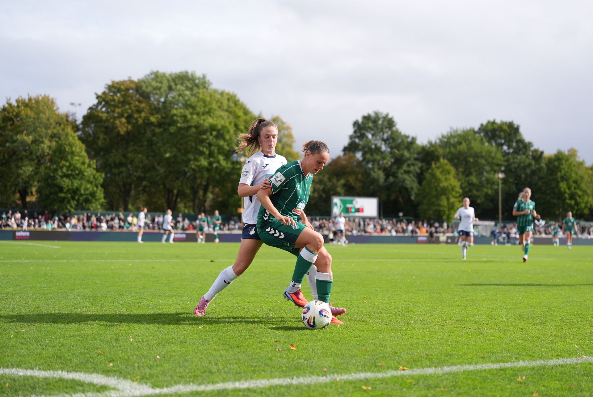 Verena Wieder im Zweikampf gegen Hoffenheim.