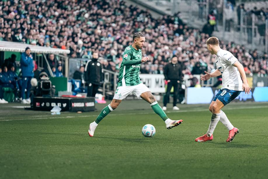 Justin Njinmah dribbelt mit dem Ball gegen Hoffenheim.