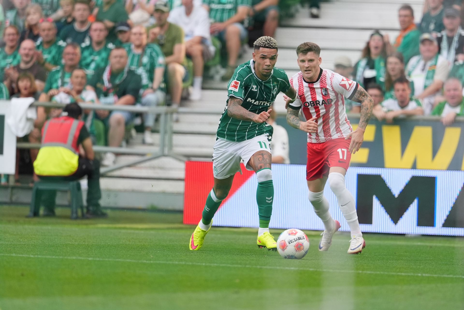 Njinmah mit Blick auf den Ball vorbei an Kübler (Foto: W.DE).