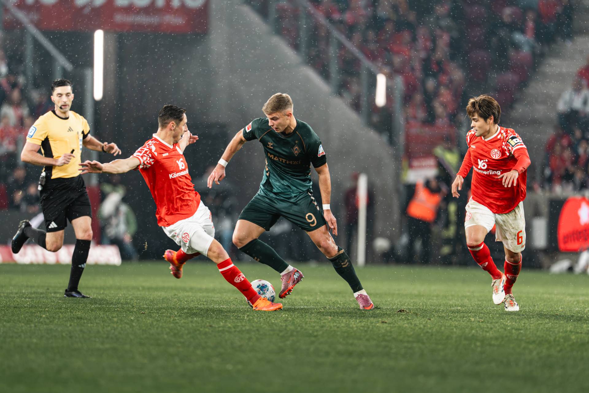 Keke Topp mit Ball am Fuß beim letzten Spiel in Mainz.