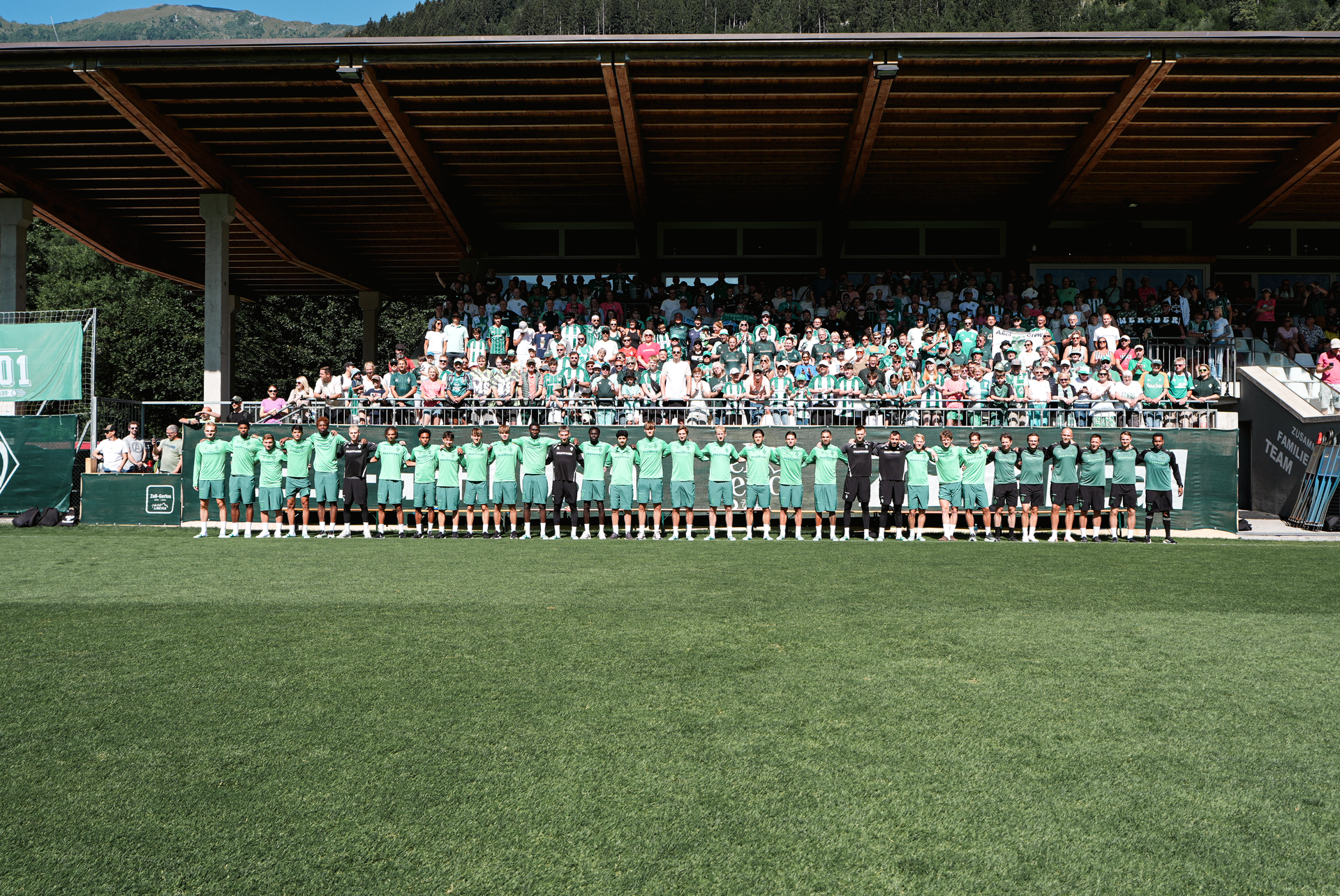 Die Mannschaft macht ein Gruppenfoto mit den Werder-Fans auf der Tribüne.