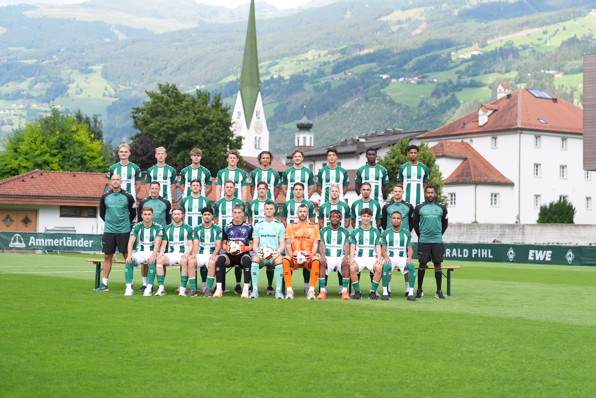 Ein Mannschaftsfoto auf dem Trainingsplatz im Parkstadion in Zell am Ziller.
