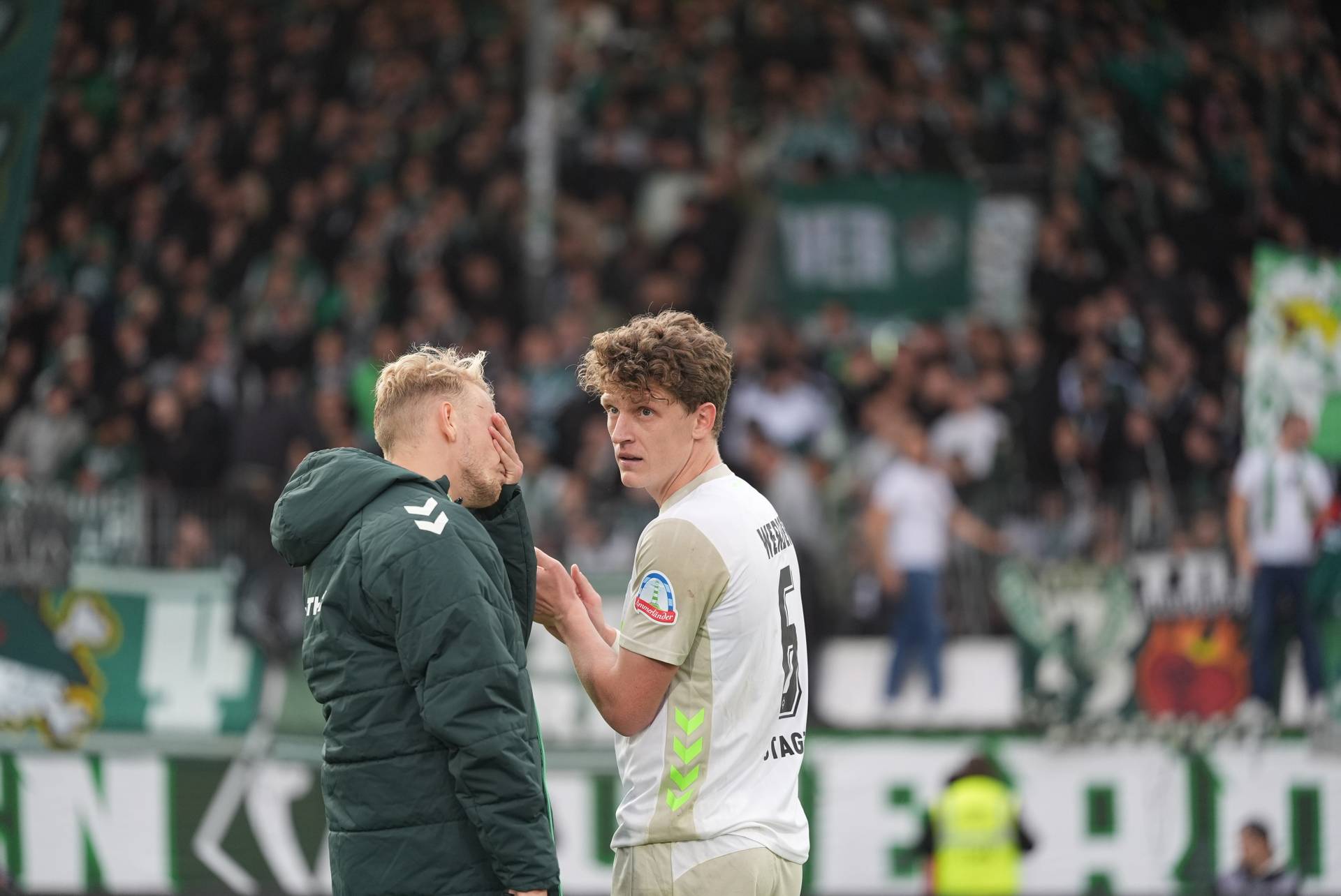 Jens Stage und Marco Grüll auf dem Platz.