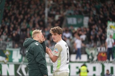 Jens Stage und Marco Grüll vor der Gästekurve mit hängenden Köpfen.