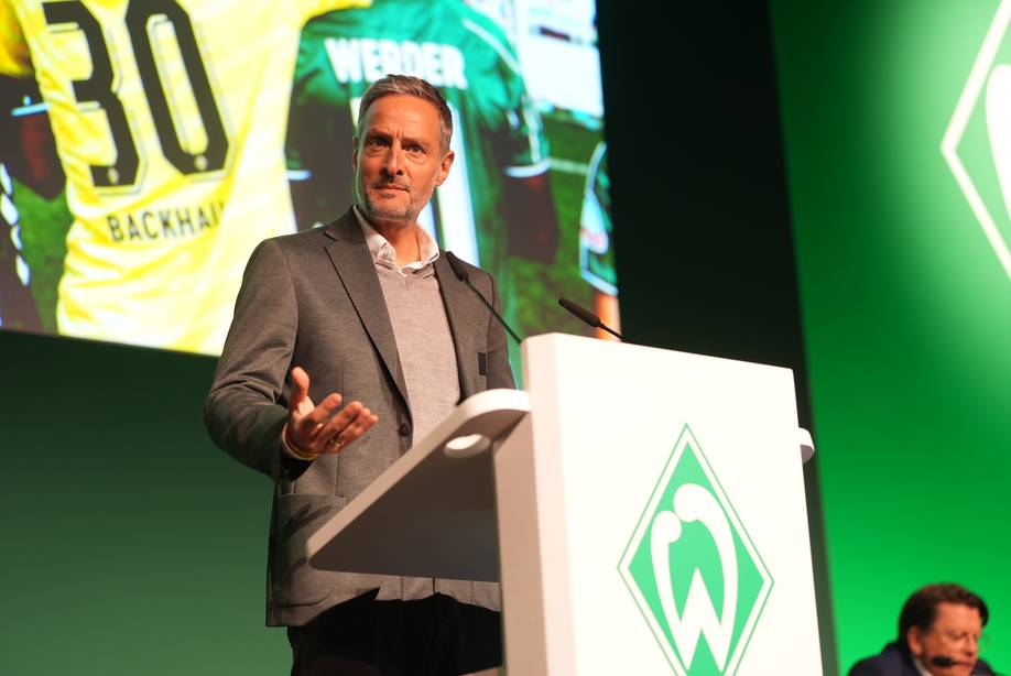 Tarek Brauer steht an einem Pult. Er hält eine Rede.