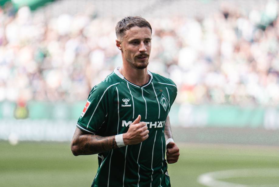 Marco Friedl joggt über den Platz.