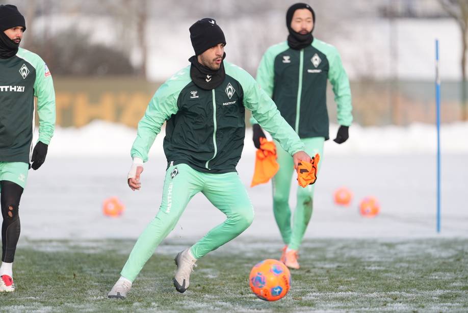 Jovan Milošević mit Ball am Fuß bei seinem ersten Training am Sonntag.