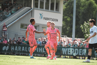 Chuki und Paul Erevbenagie klatschen im Testspiel gegen Okayama ab.
