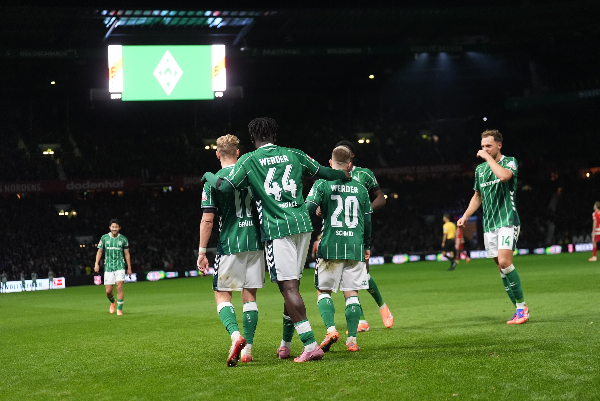 Torschütze Marco Grüll und Romano Schmid werden von Startelfdebütant Victor Boniface über die Schulter umarmt.