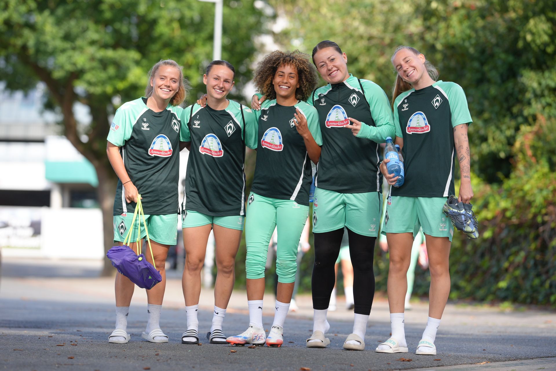 Ein Gruppenbild der Werder-Frauen vor dem Training. Alle lachen.